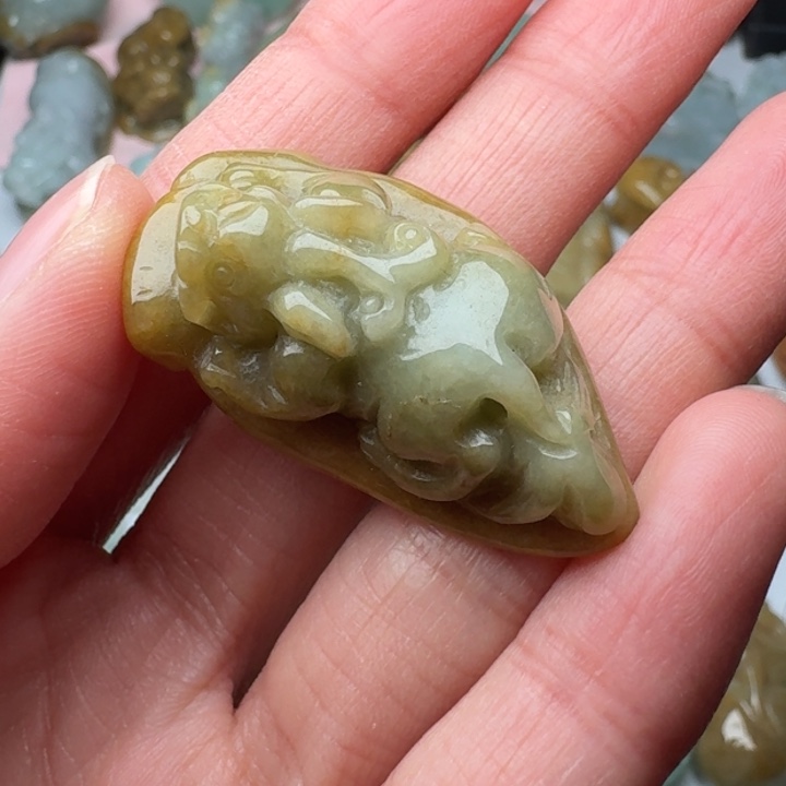翡翠未镶嵌颈饰貔貅