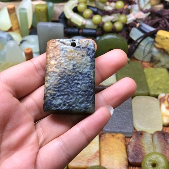 岫玉未镶嵌颈饰岫