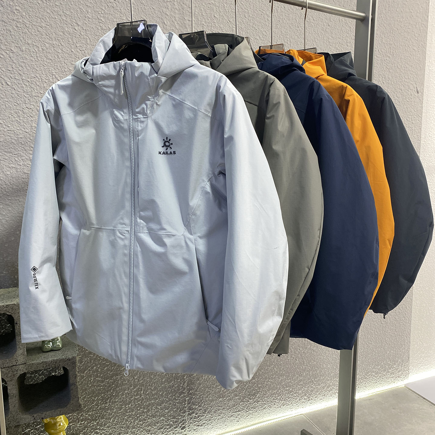 简约情侣户外登山休闲运动硬壳连帽防风防水保暖冲锋衣适合秋冬