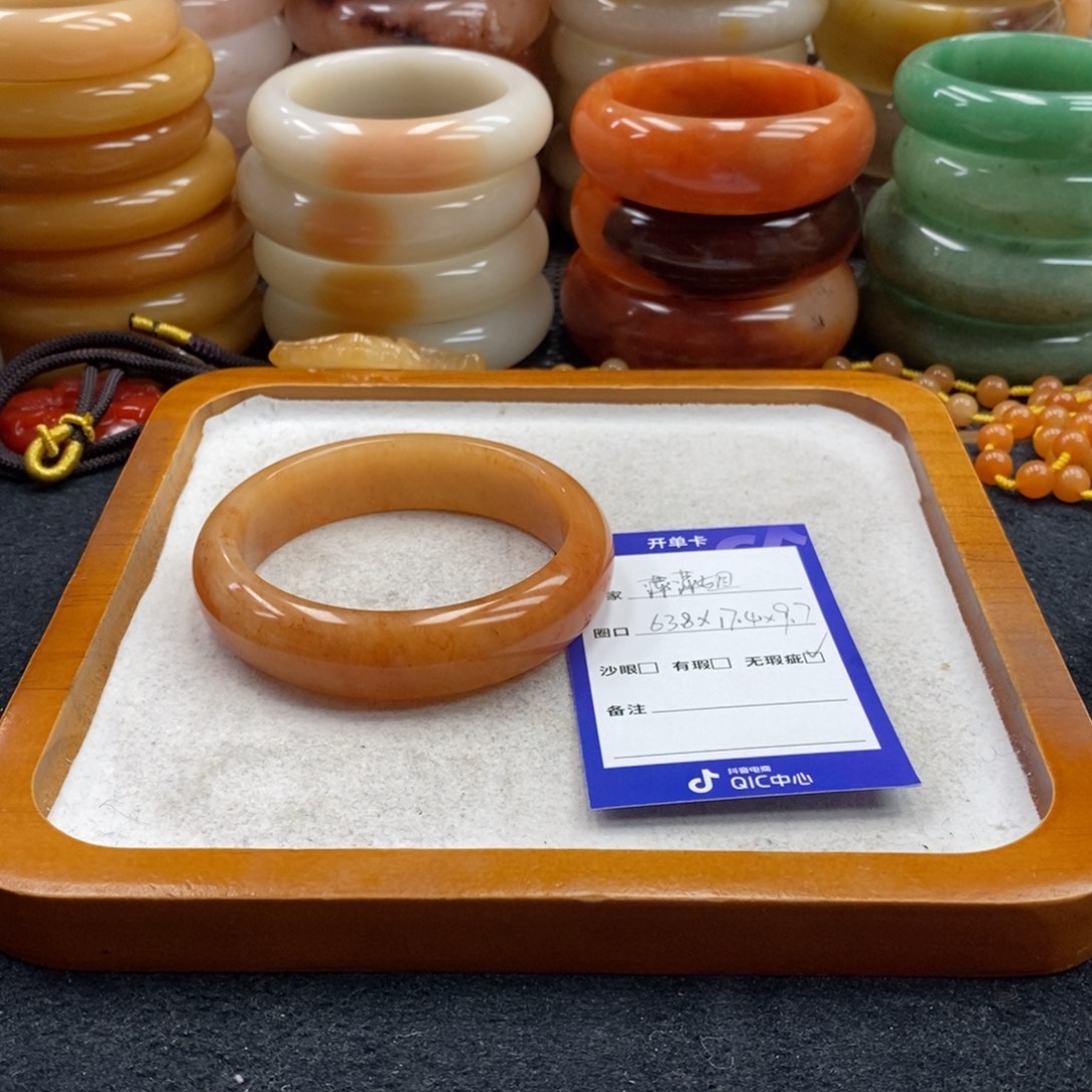 萍***姐石英岩玉未镶嵌手镯（圆镯）