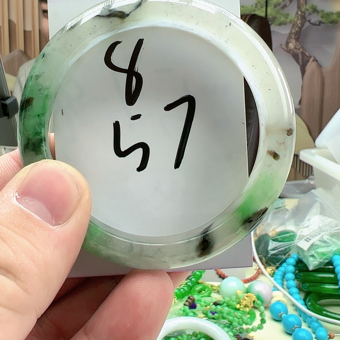 翡翠手镯未镶嵌翡翠