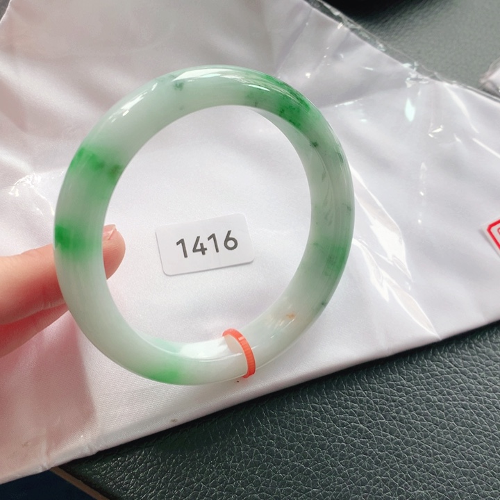 翡翠手镯未镶嵌春**天然翡翠手镯