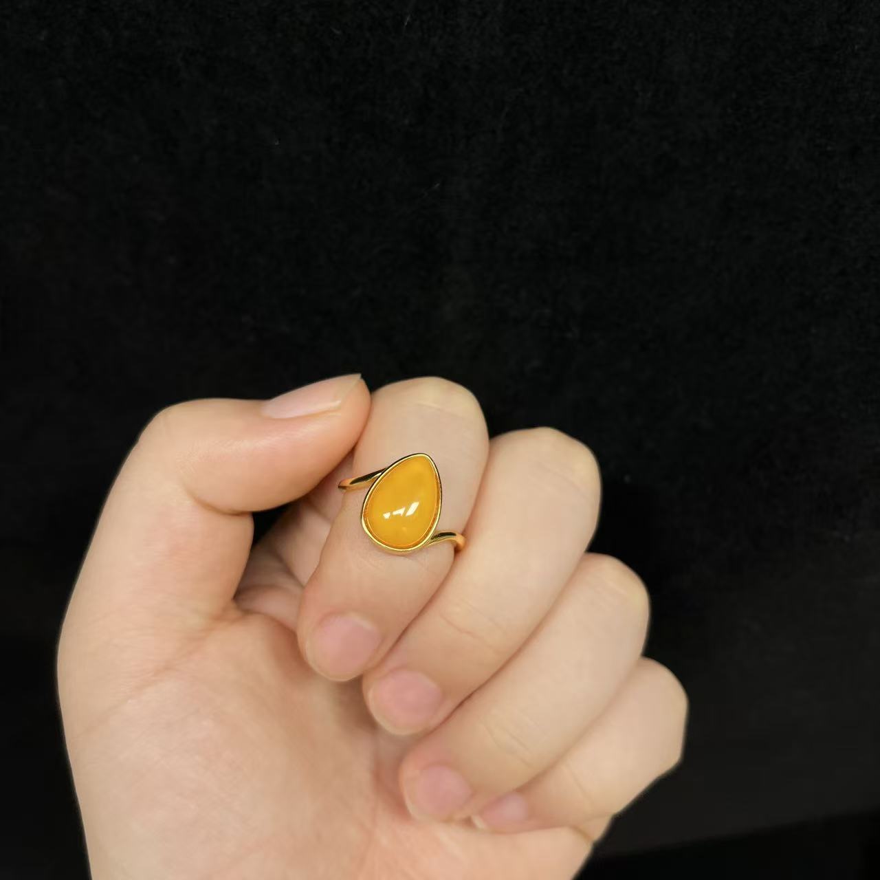 天然保真无优化无烤色s925银镶嵌蜜蜡鸡油黄水滴戒指