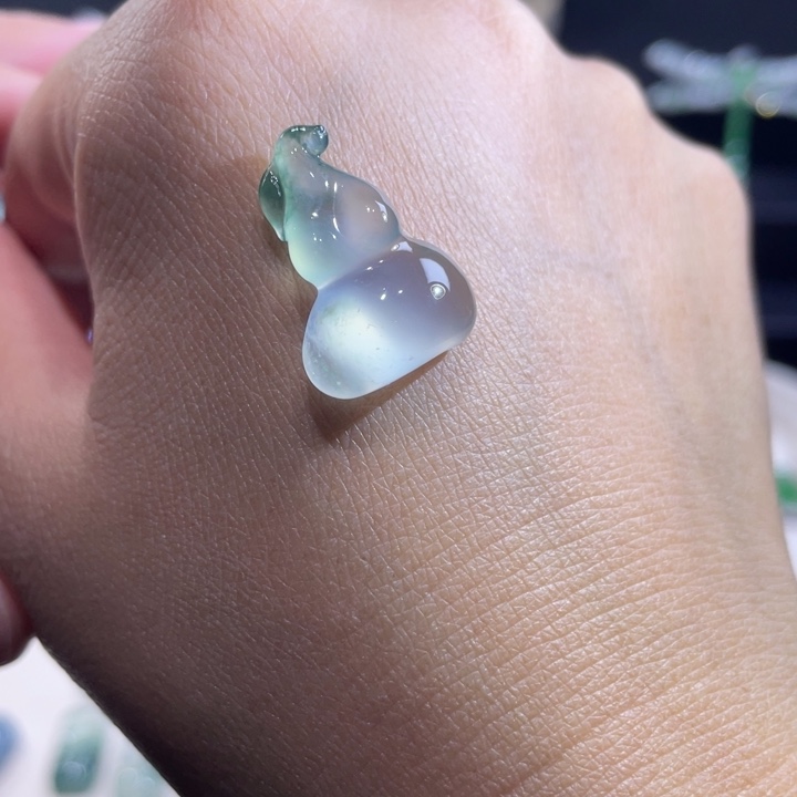 翡翠未镶嵌颈饰葫芦