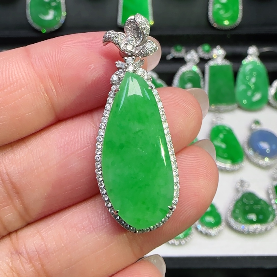 翡翠18K金镶嵌颈饰吊坠