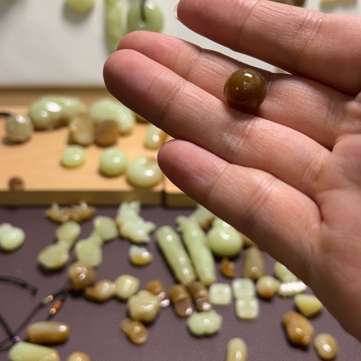 乔***º和田玉未镶嵌颈饰