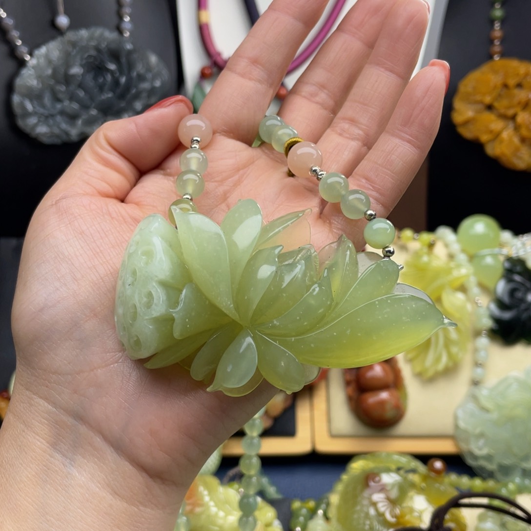 未镶嵌蛇纹石玉颈饰