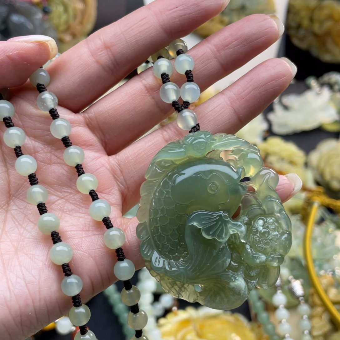 蛇纹石玉颈饰未镶嵌