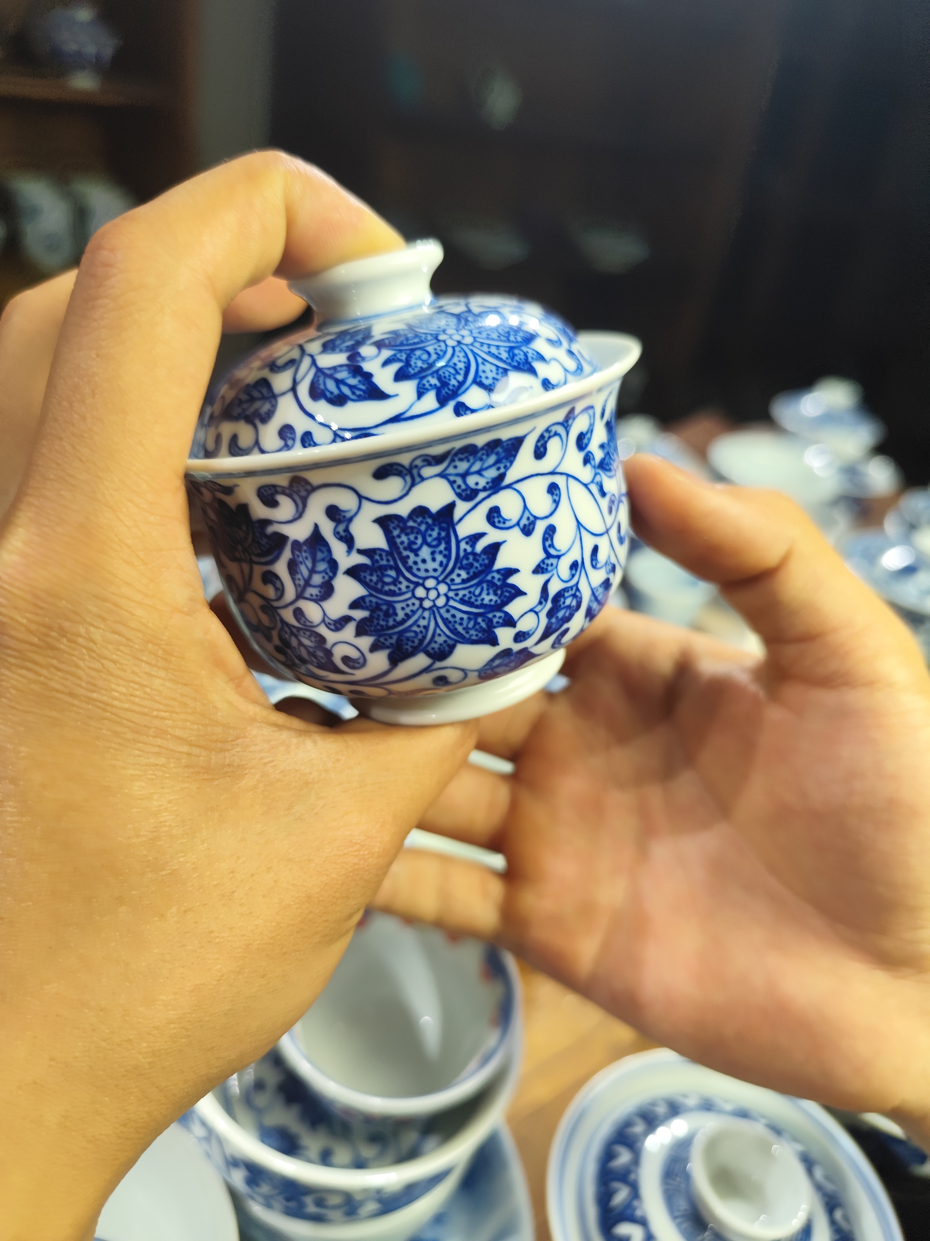 点工缠枝莲青花盖碗
