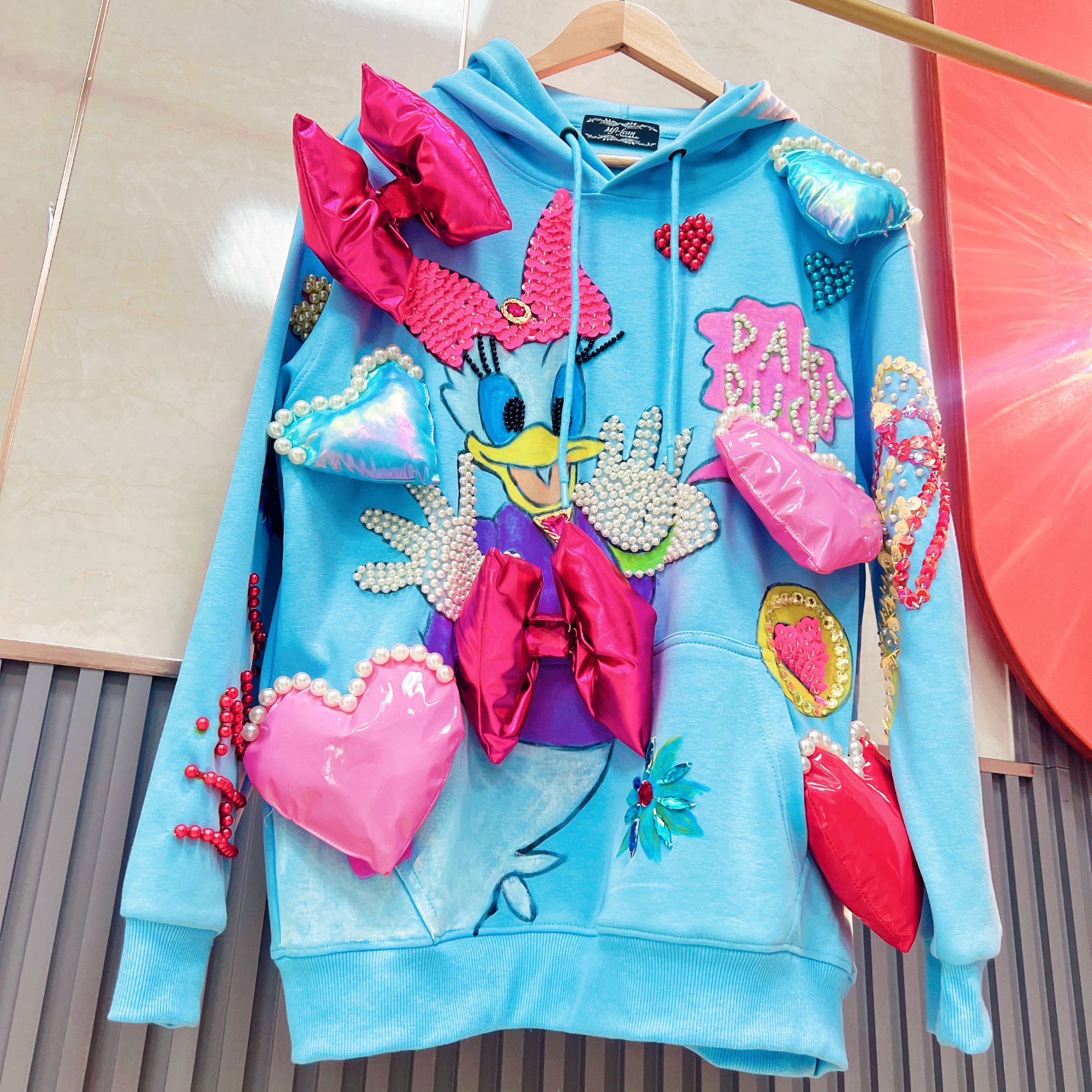 0014【熙妮定制】泰潮高端设计师款唐老鸭蝴蝶结爱心钉珠连帽卫衣