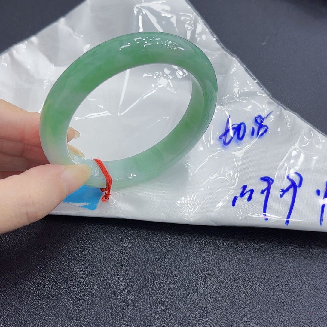 翡翠手镯未镶嵌手镯