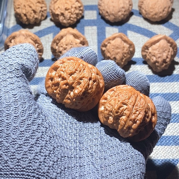 文玩核桃吊坠血麒麟