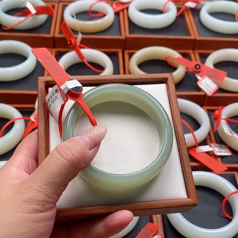 【闪购商品】未镶嵌手镯和田玉