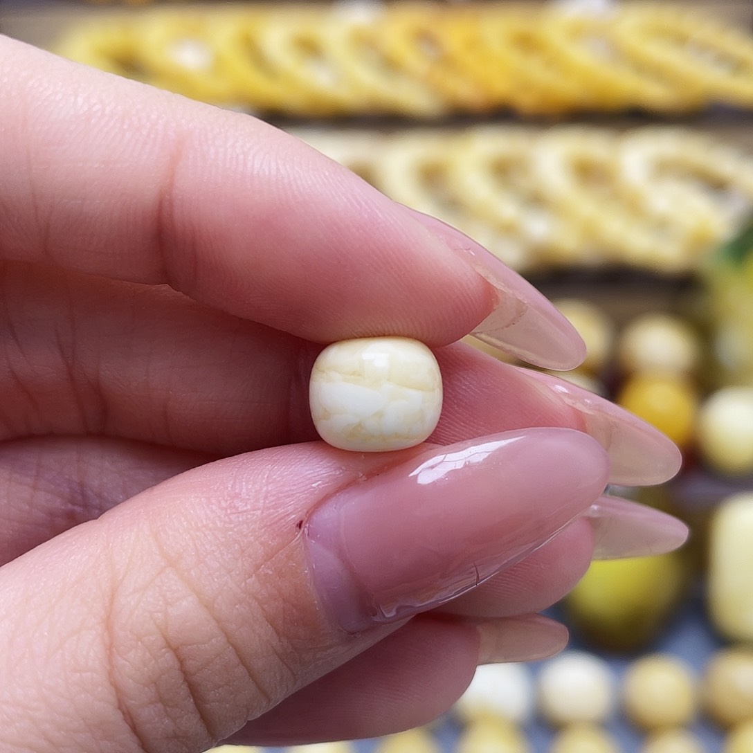 未镶嵌琥珀裸石9.4*7.9mm老型微瑕