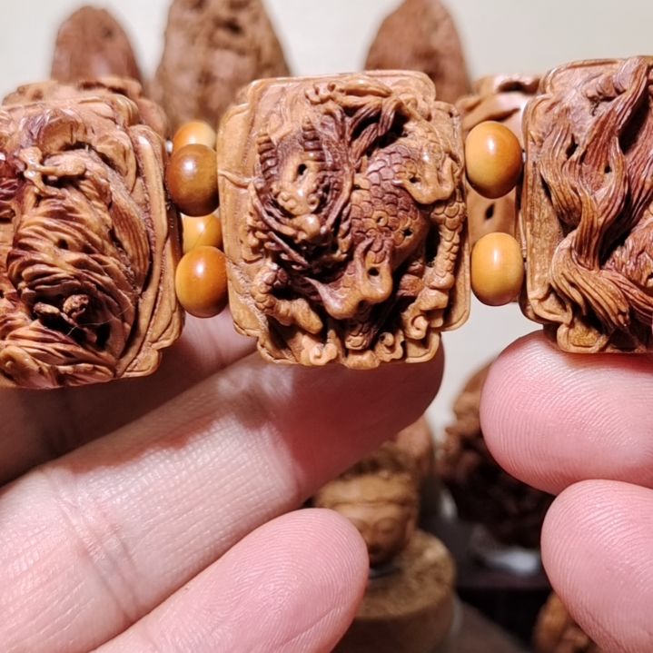 桃核纯手工雕刻手牌山海经瑞兽（特价不退不换）