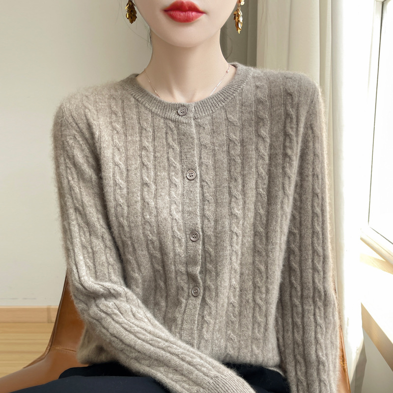 女款时尚针织毛衣，开衫。显瘦外穿
