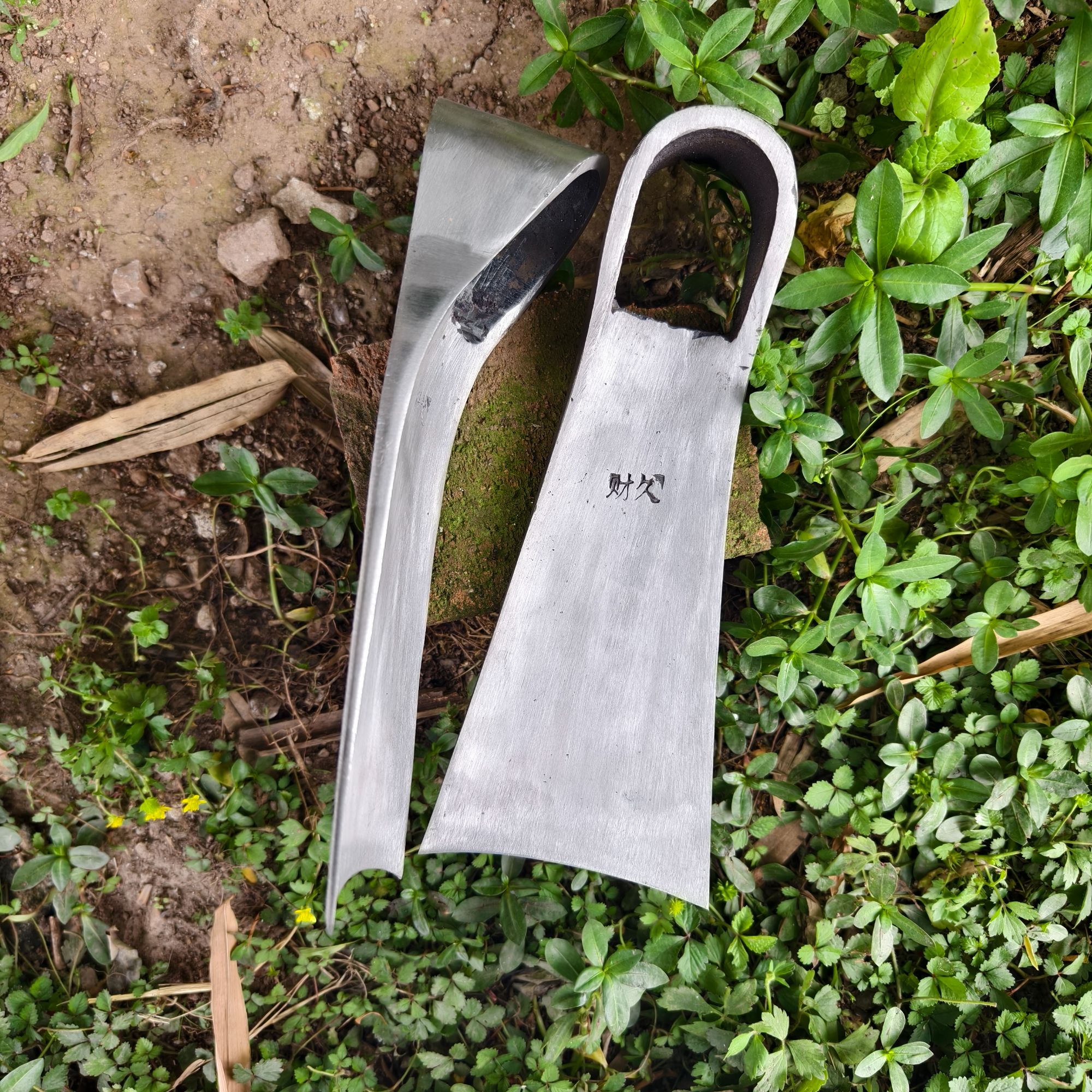 炮管钢土钢锻打精抛2斤重上窄下宽款式加宽短款锄头
