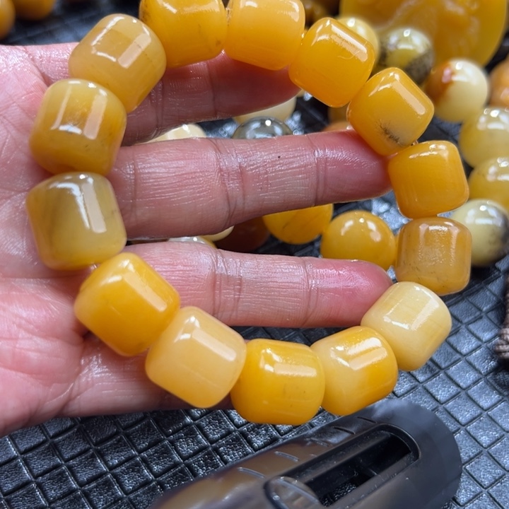 石英质玉（黄龙玉）颈饰未镶嵌