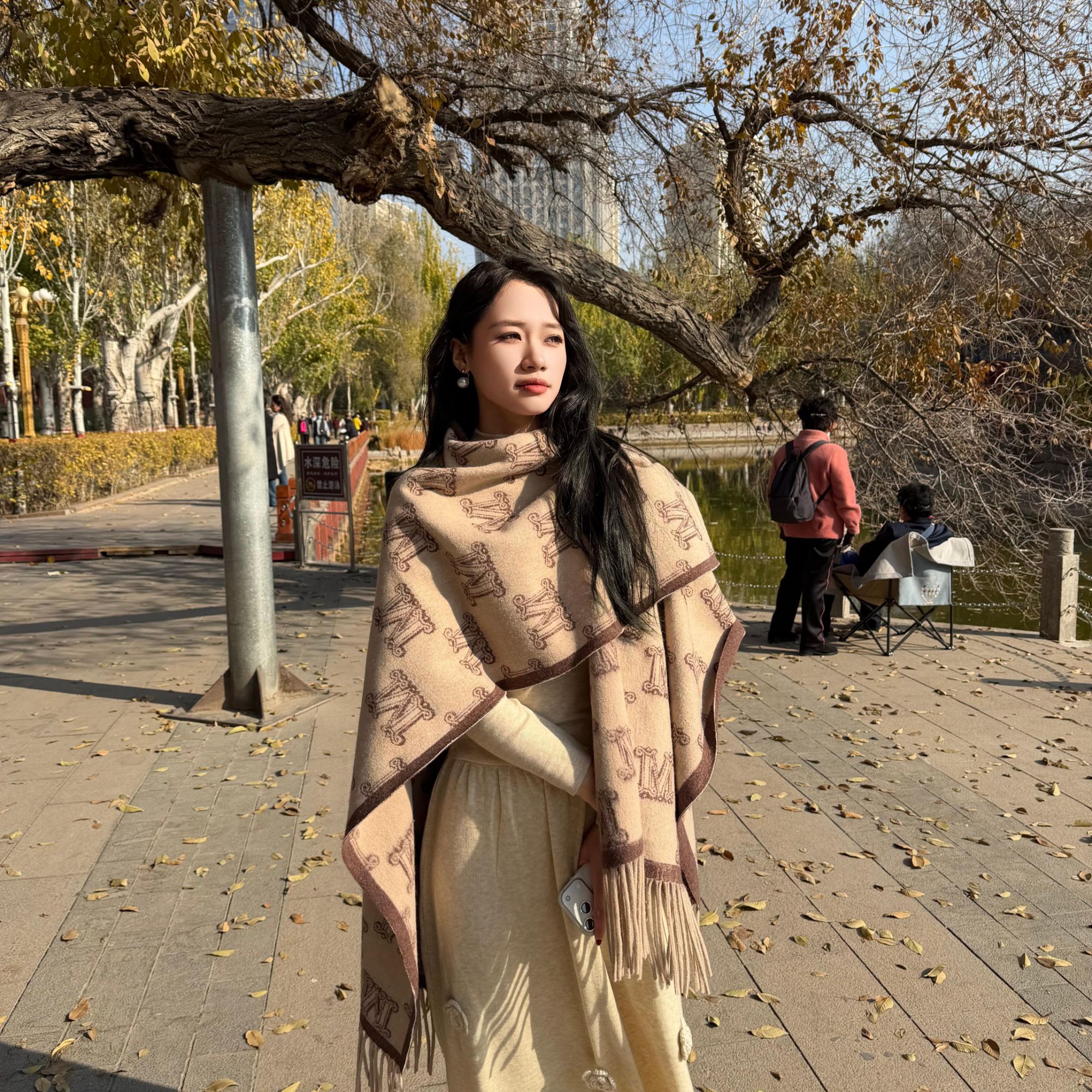 【卡其字母爆款】明星同款高品质女士冬季保暖开叉斗篷式披肩围巾