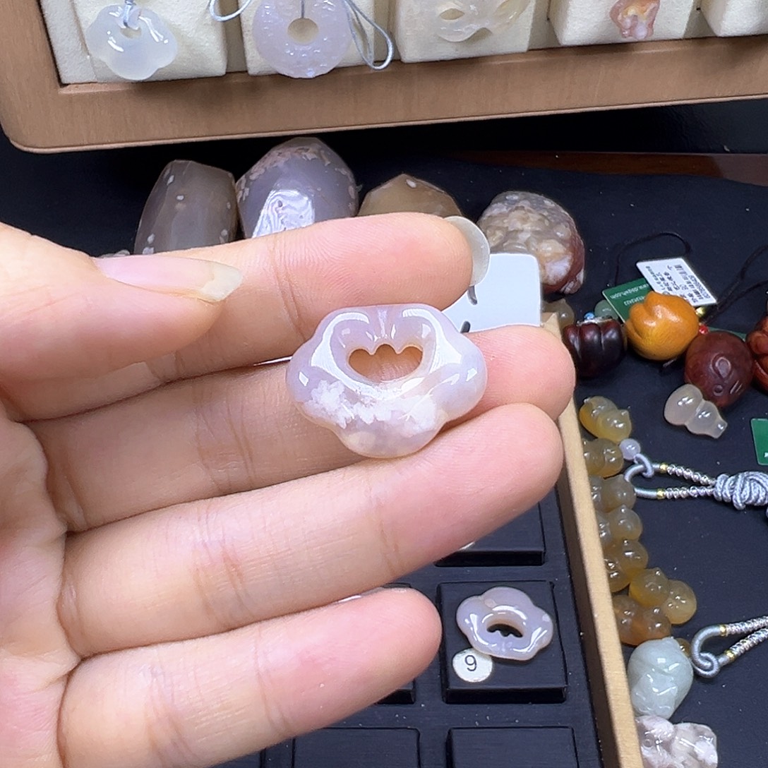 善***己石英质玉未镶嵌颈饰