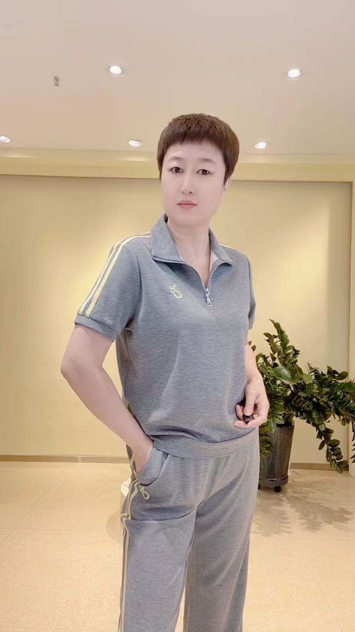 嘉莉丹:36630#刺绣标半拉链立领中直筒裤时尚休闲套装