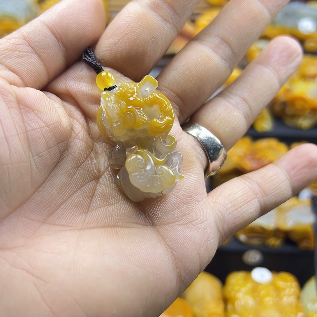 石英质玉（黄龙玉）未镶嵌颈饰