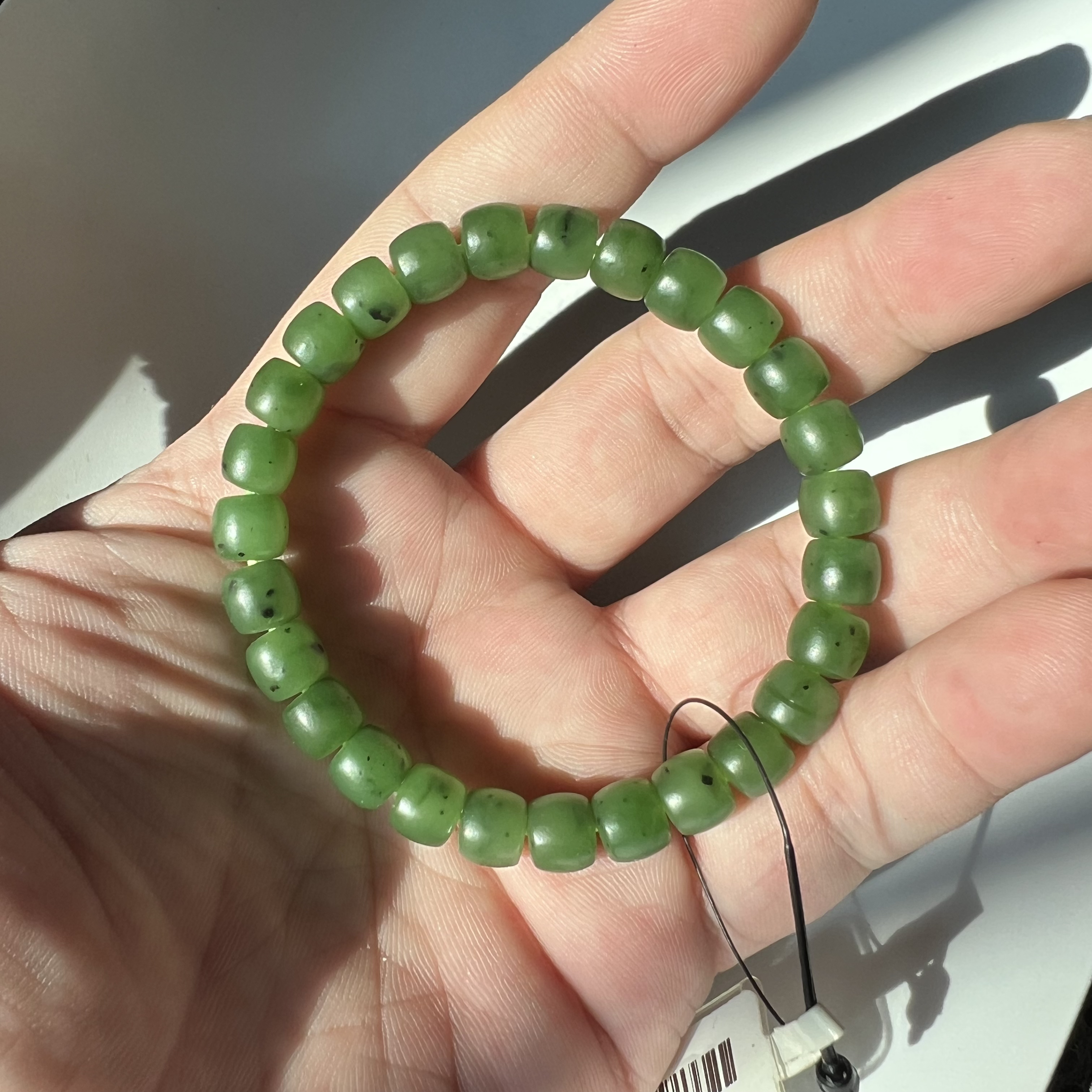天然和田玉俄碧黑皮老料阳绿6mm手串亮光自然光手机拍摄无美颜