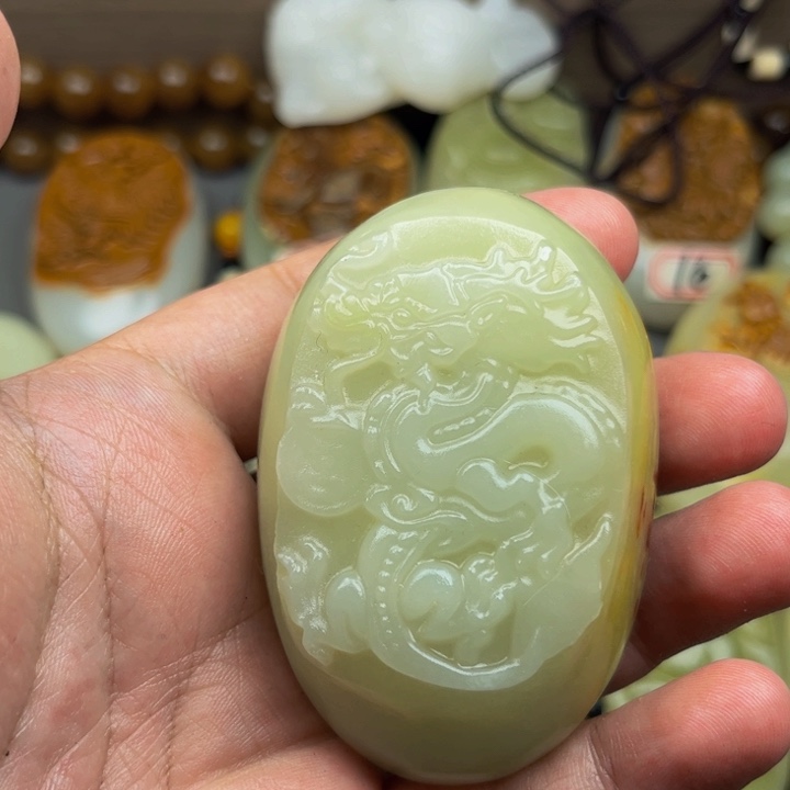 石材方解石手把件龙