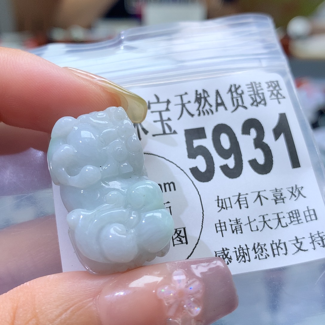 翡翠挂件未镶嵌，