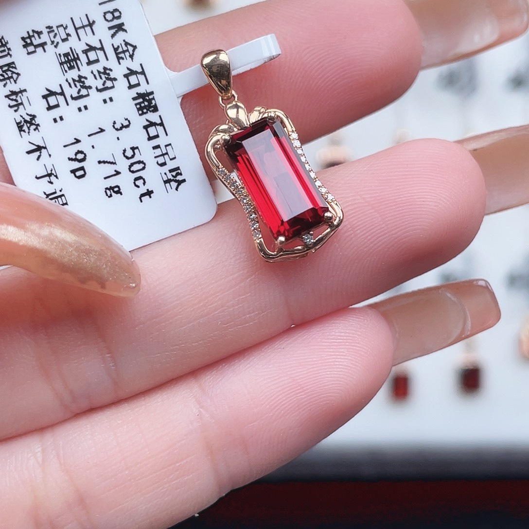 18K金镶嵌石榴石吊坠(不含链)