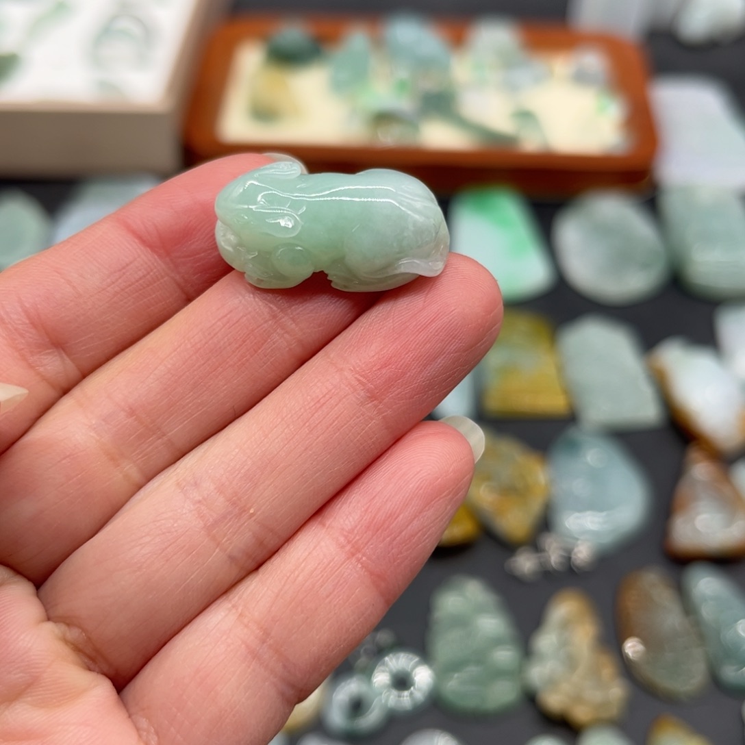 翡翠未镶嵌颈饰老鼠