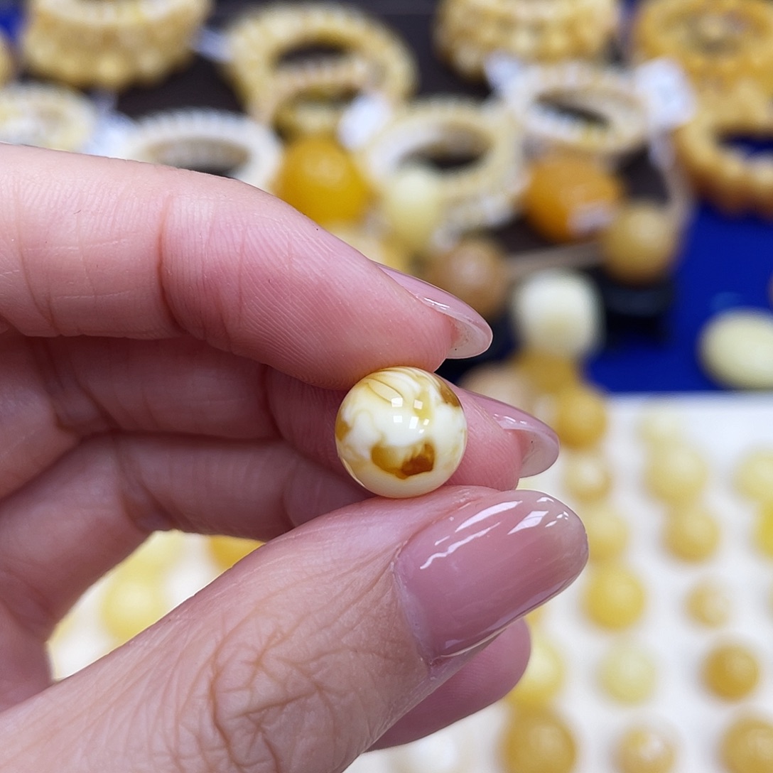 琥珀未镶嵌裸石10.0mm瑕疵