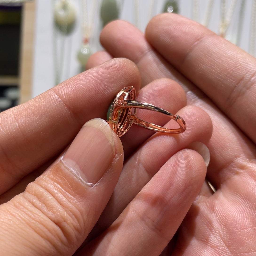 菇***凉和田玉未镶嵌颈饰