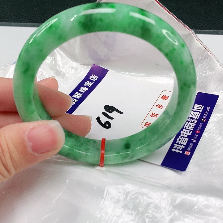 翡翠手镯未镶嵌翡翠