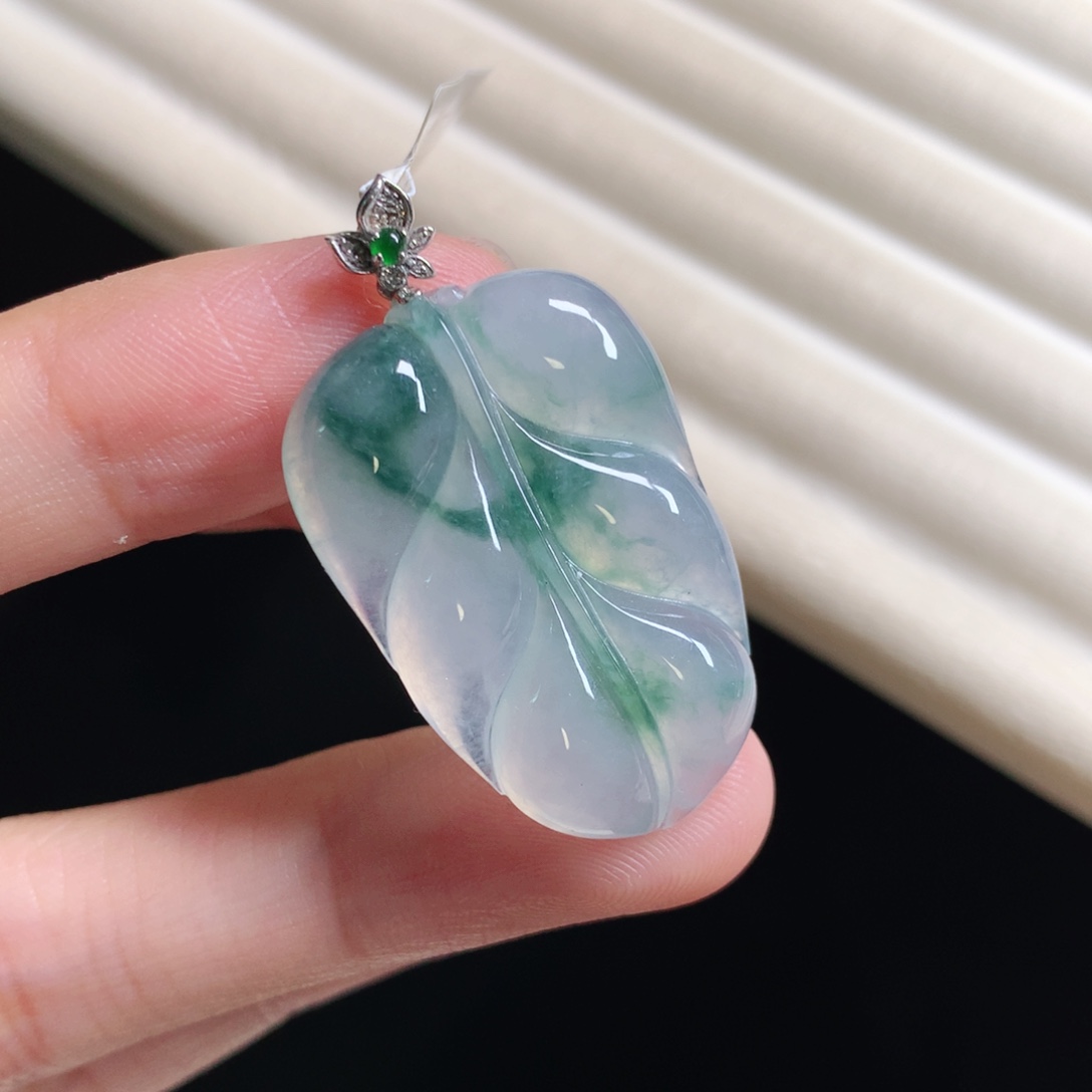 翡翠颈饰18K金镶嵌叶子