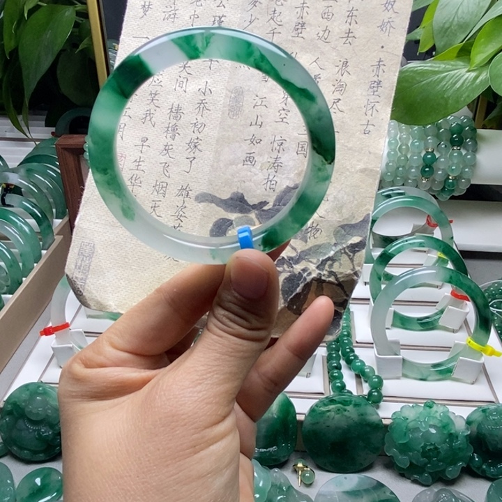 徐****石英质玉未镶嵌手镯