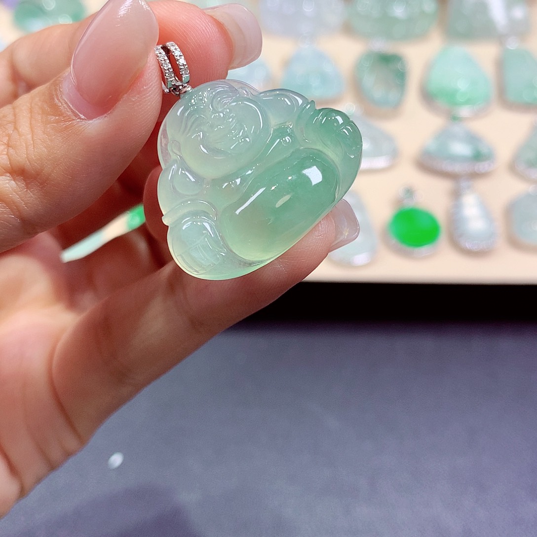 呦***闹颈饰18K金镶嵌翡翠翡翠