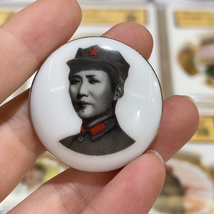 辉达利红色收藏纪念章