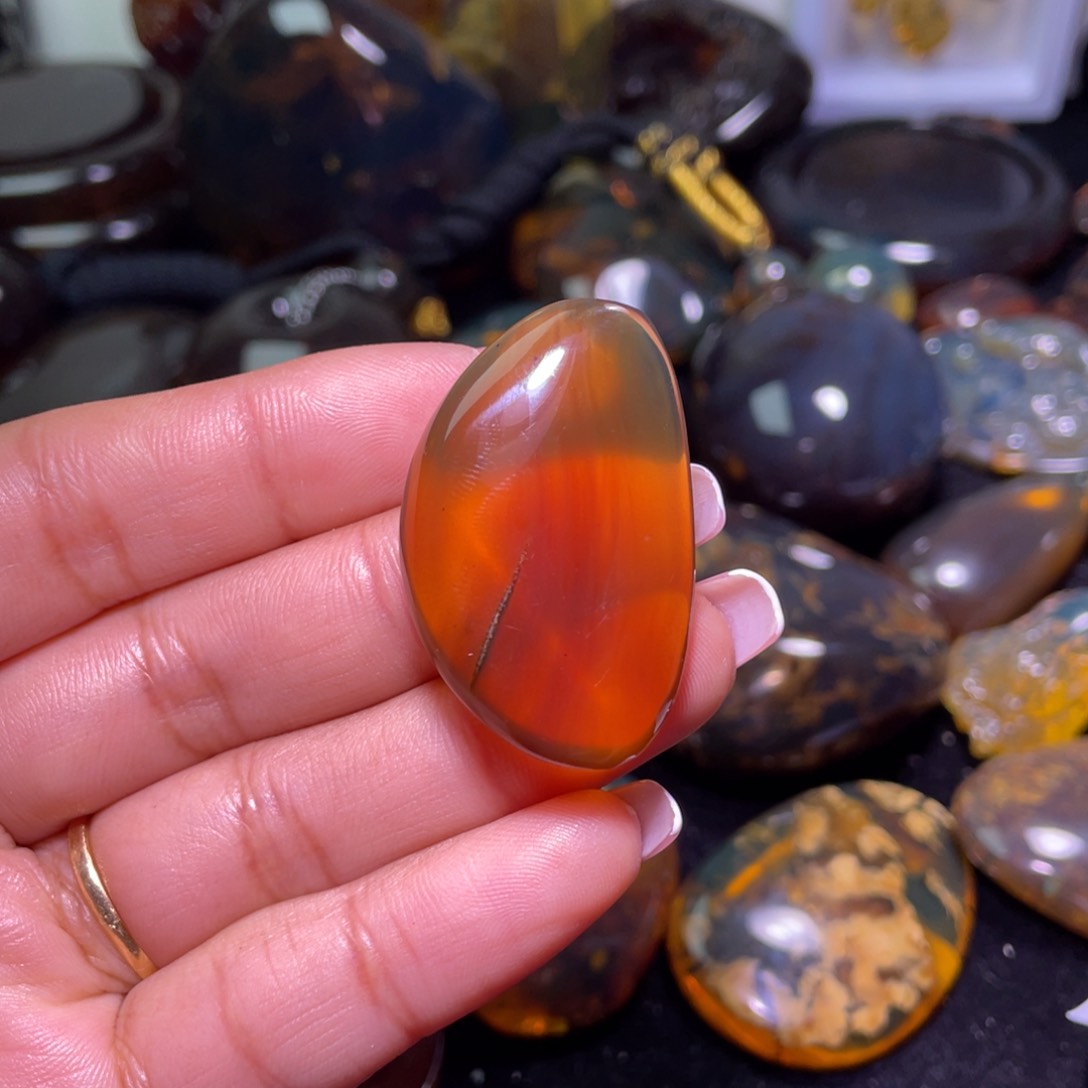 琥珀裸石未镶嵌？