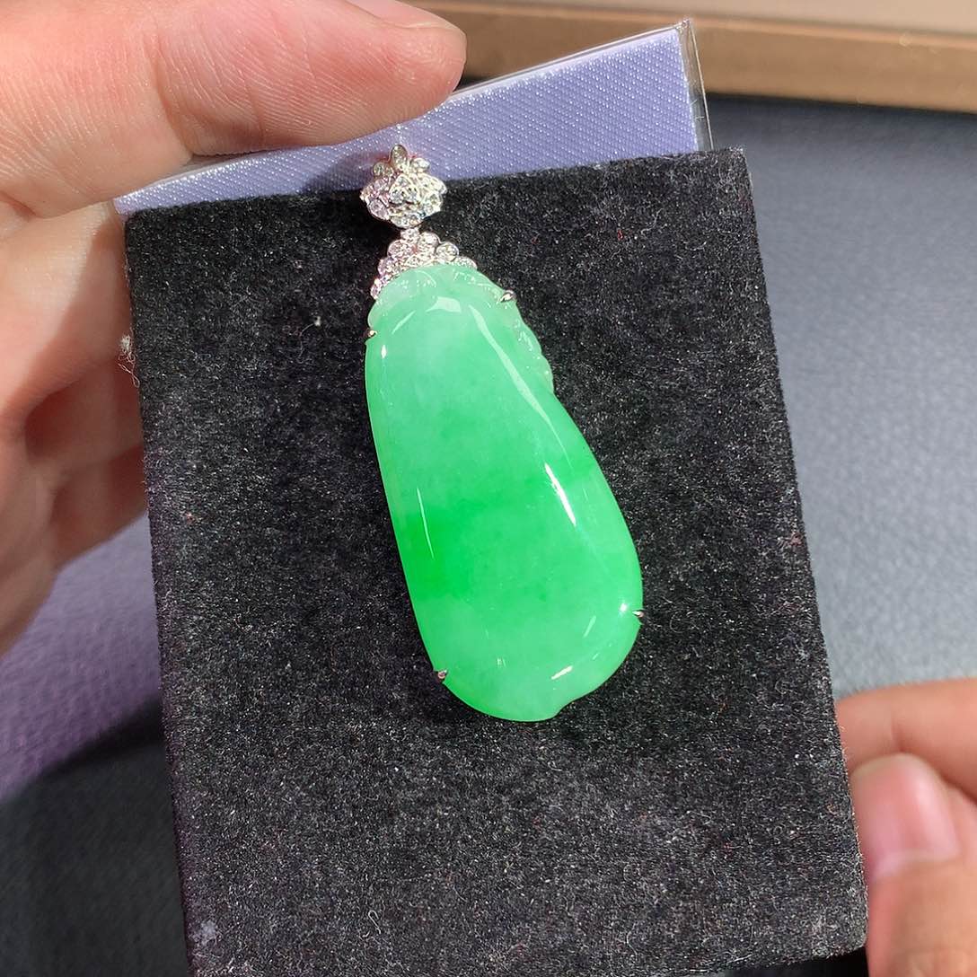 翡翠吊坠(赠链)18K金镶嵌