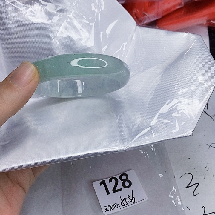翡翠未镶嵌手镯一图一物实物为准（微瑕处理）