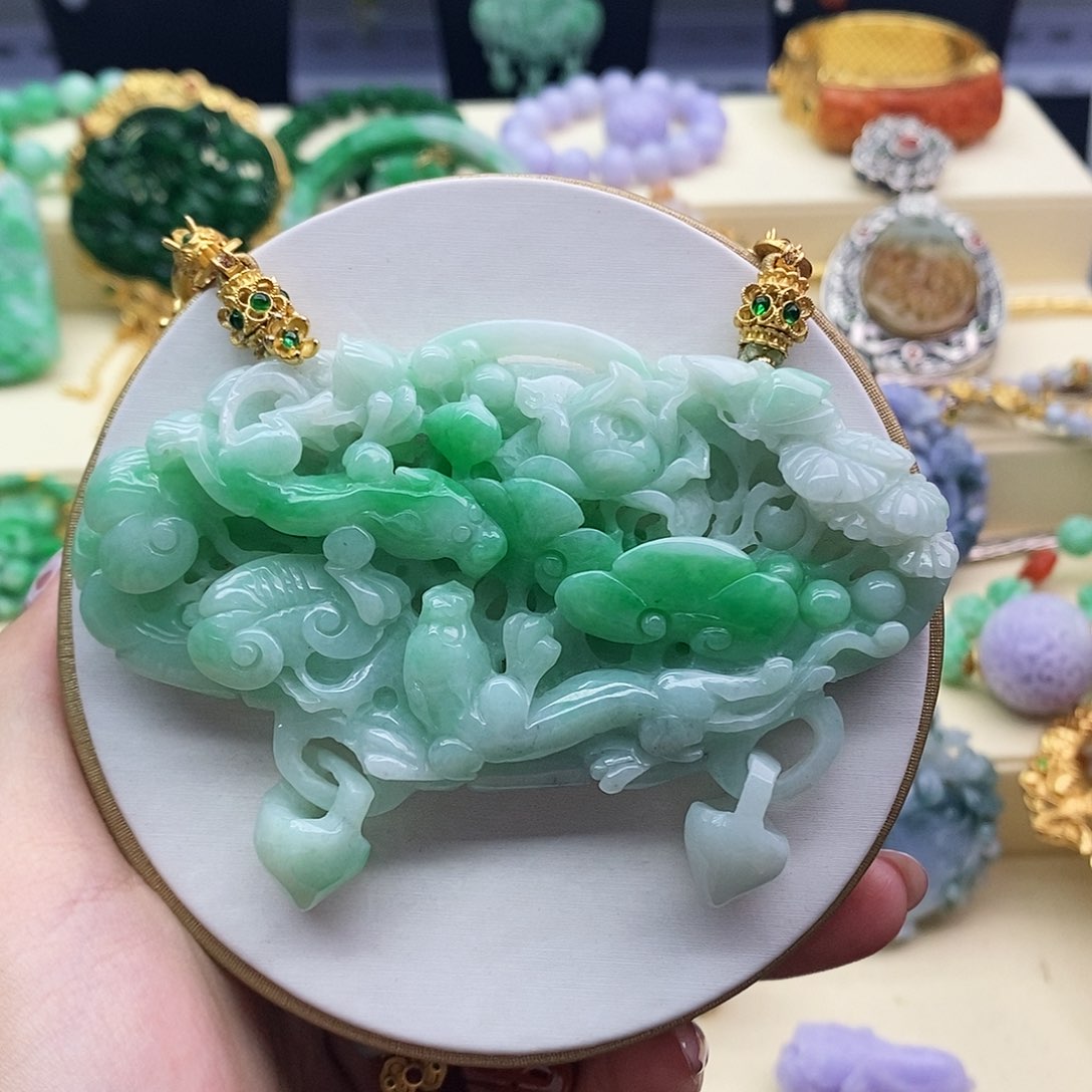 翡翠未镶嵌吊坠(赠链)