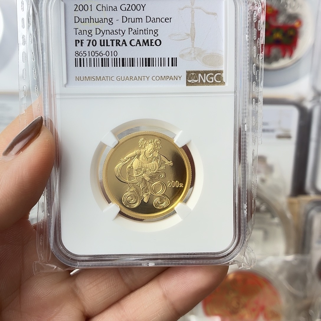 纯金2001年敦煌金币70分