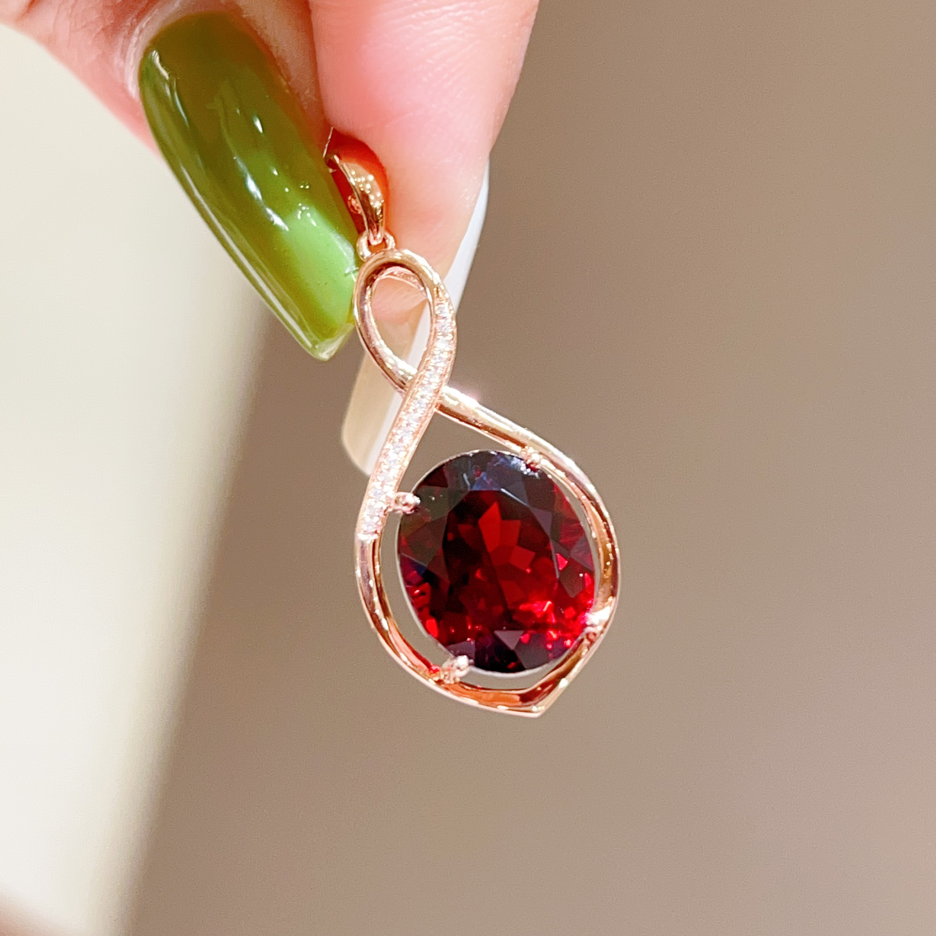 7.06ct 18k金镶嵌石榴石吊坠 2150