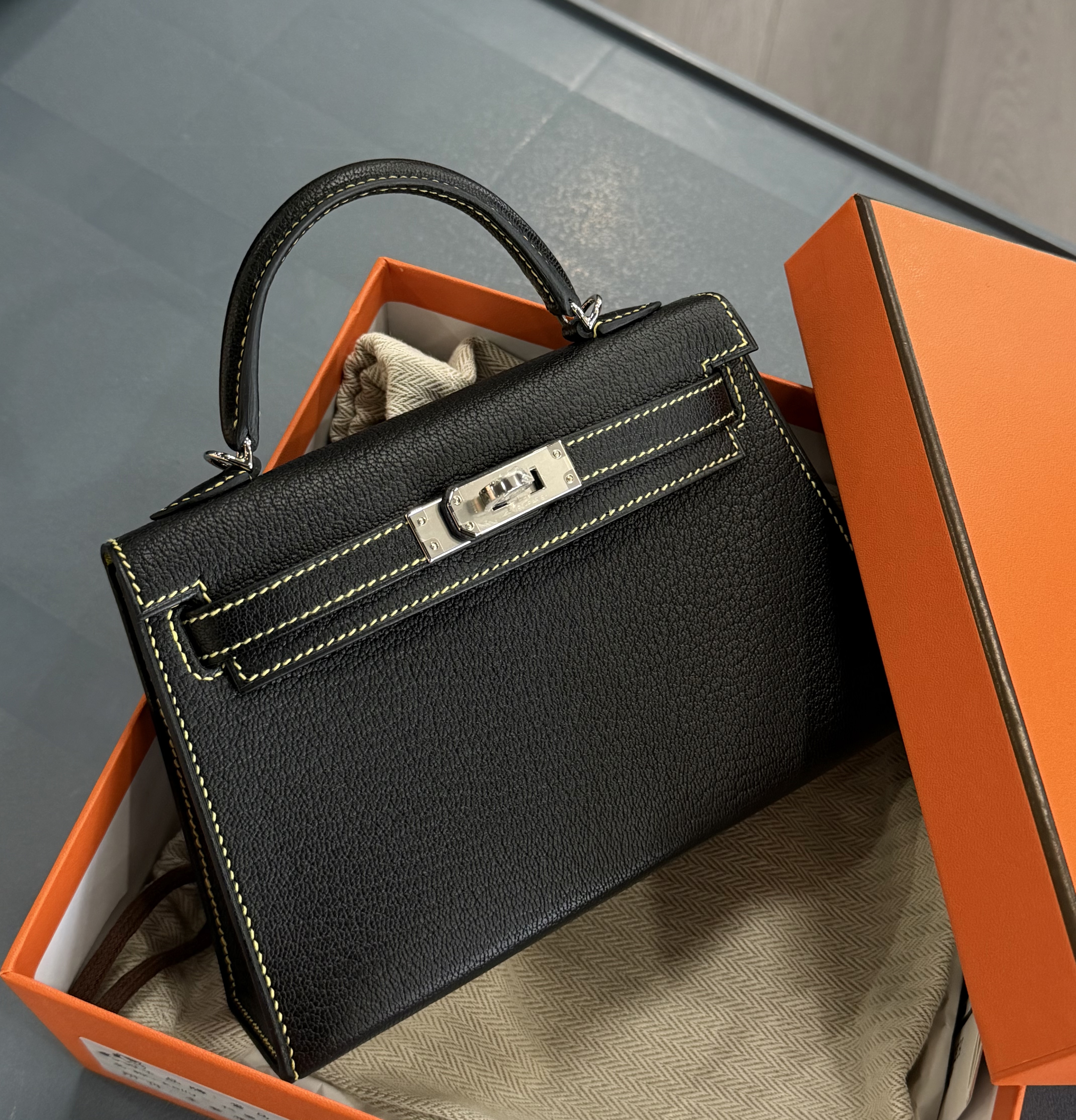 未使用 Hermes/爱马仕 minikelly二代 黑银内拼柠檬黄 山羊皮 W刻