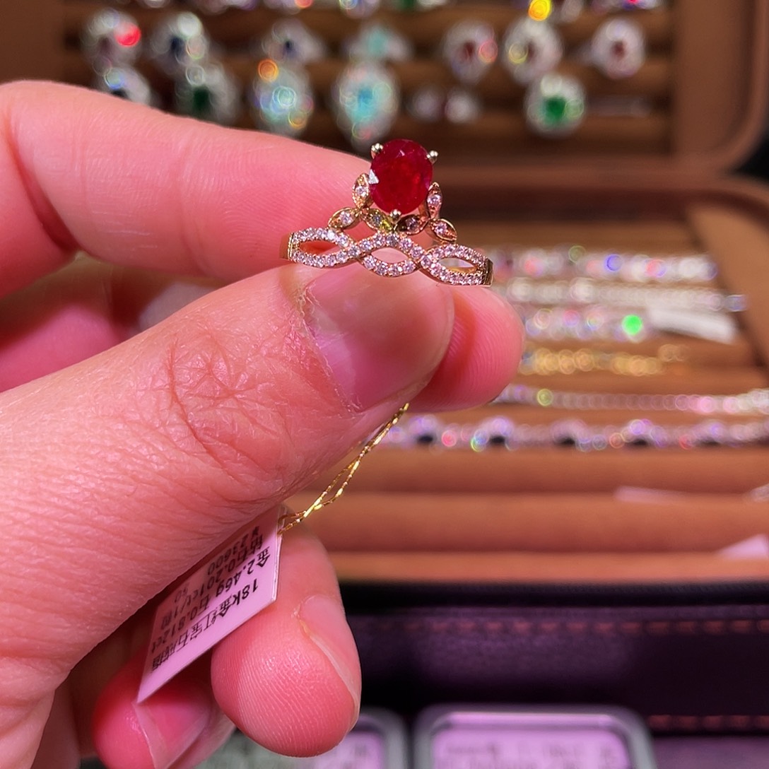 红宝石戒指18K金镶嵌