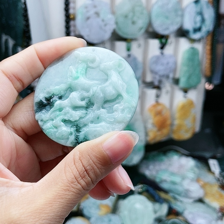 颈饰足铂镶嵌翡翠翡翠