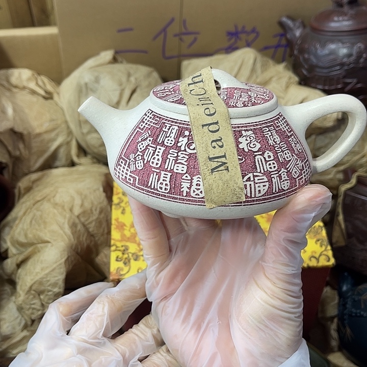 紫砂茶壶原矿泥料，手工制作的一把紫砂壶。