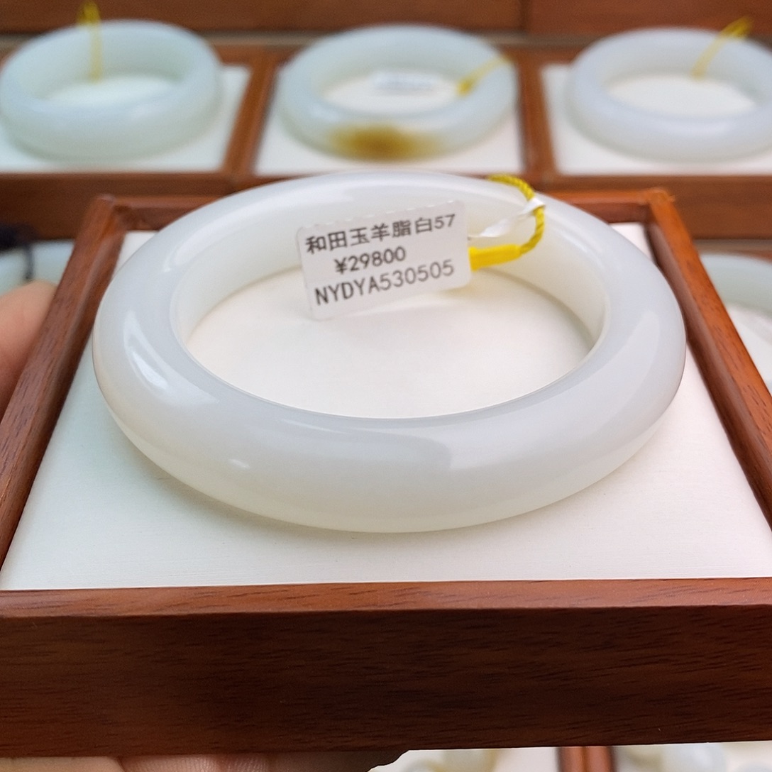 桐***煜和田玉（白玉）未镶嵌手镯