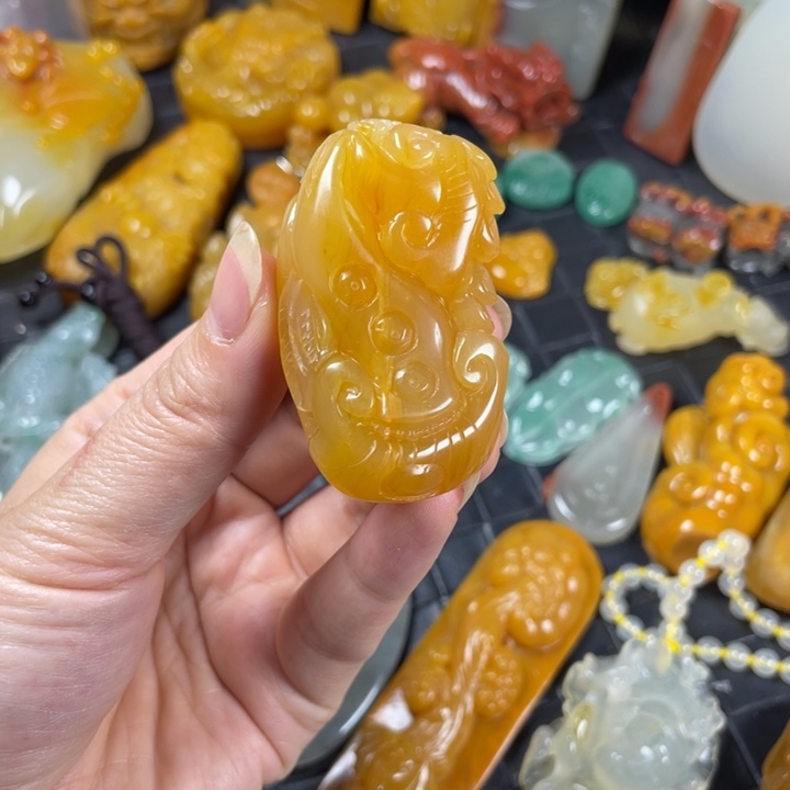 石英质玉（黄龙玉）未镶嵌颈饰